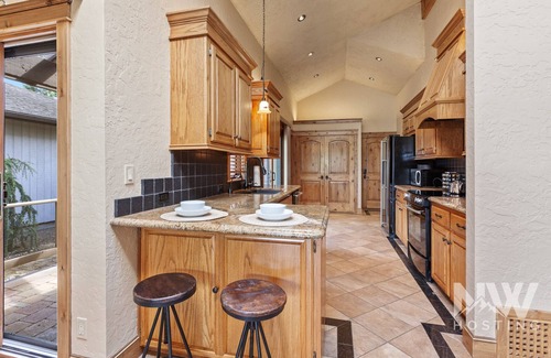 Coeur d'Alene Casa | Luxury Home—Fireplaces, Hot Tub, Fire Pit, Soaking Tub & Stunning Views for Ultimate Relaxation!