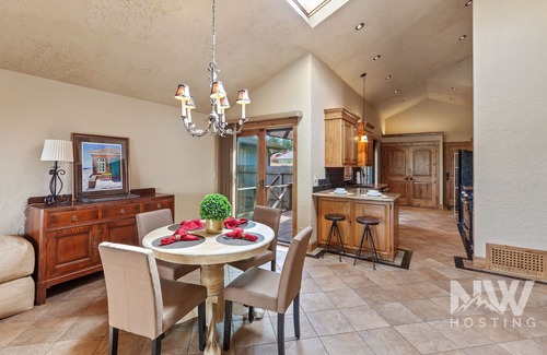 Coeur d'Alene Casa | Luxury Home—Fireplaces, Hot Tub, Fire Pit, Soaking Tub & Stunning Views for Ultimate Relaxation!