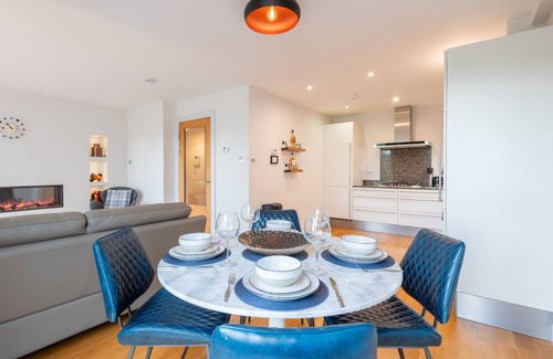 St. Andrews Apartamento | Luxury home | Heart of town | Parking | Juliet balconies overlooking park