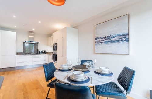 St. Andrews Apartamento | Luxury home | Heart of town | Parking | Juliet balconies overlooking park