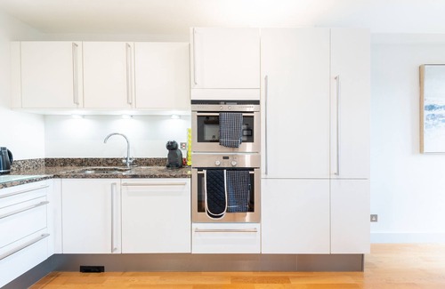 St. Andrews Apartamento | Luxury home | Heart of town | Parking | Juliet balconies overlooking park