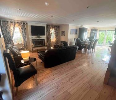 Lucan Casa | Luxury Home in Dublin WiFi TV B&B Close to City Centre