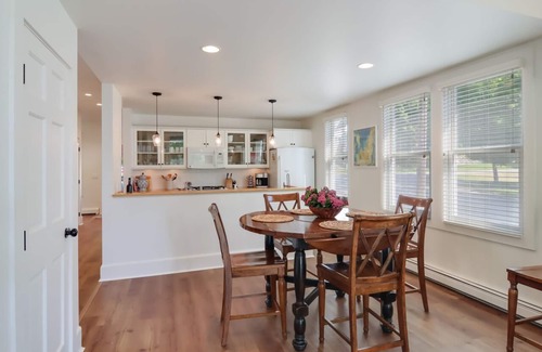 Suttons Bay Casa | **newly updated 2022** Heart of Leelanau Wine Country* BLOCK a from the BEACH!