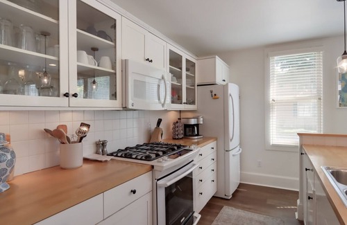 Suttons Bay Casa | **newly updated 2022** Heart of Leelanau Wine Country* BLOCK a from the BEACH!