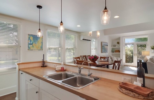 Suttons Bay Casa | **newly updated 2022** Heart of Leelanau Wine Country* BLOCK a from the BEACH!