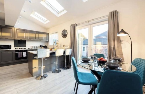 Trafford Casa | Luxury Home | Manchester - Hale Barns | Sleeps 10