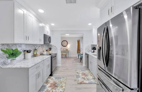 Largo Casa | Luxury Home Mins To HCA Hospital Beach & Downtown