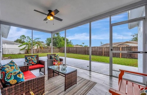 Largo Casa | Luxury Home Mins To HCA Hospital Beach & Downtown