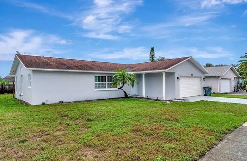 Largo Casa | Luxury Home Mins To HCA Hospital Beach & Downtown
