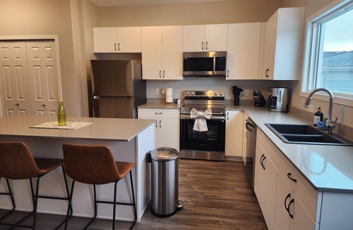 West Edmonton Casa | Luxury Home | Newly furnished | Sleeps 9 | Private Gym | 15mins to West Edm Mall