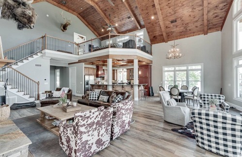 Gainesville Casa | Luxury Home on Private Peninsula
