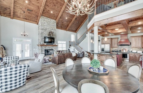 Gainesville Casa | Luxury Home on Private Peninsula