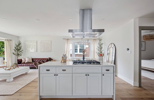 Skokie Casa | Luxury Home - Pool Table/Bar/Patio