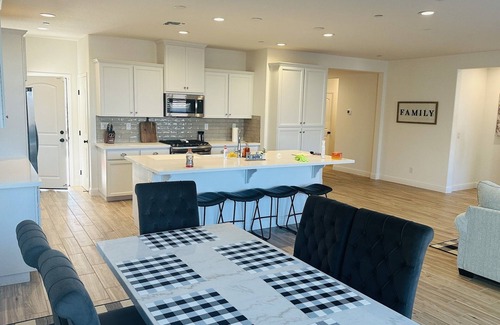 Rancho Cordova Casa | Luxury home. This home is located in a good neighborhood of Sacramento area.
