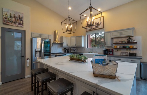West Sedona Casa | Hogar personalizado de lujo actualizado, vista a la montaña Thunder, vida en el patio, caminatas cercanas