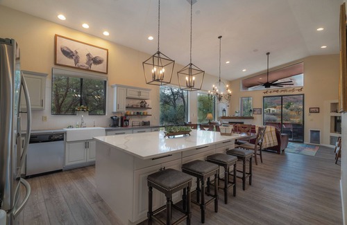 West Sedona Casa | Hogar personalizado de lujo actualizado, vista a la montaña Thunder, vida en el patio, caminatas cercanas