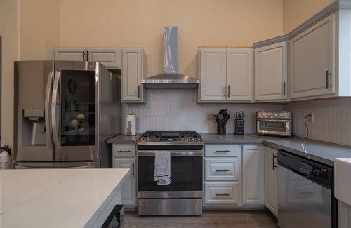West Sedona Casa | Hogar personalizado de lujo actualizado, vista a la montaña Thunder, vida en el patio, caminatas cercanas