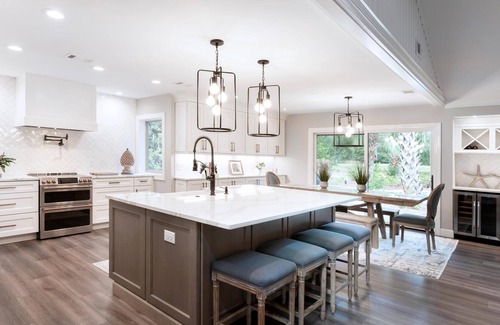 Lawton Woods Casa | Luxury Home 5-Bed Home w Private Pool-house, Short walk to Beach