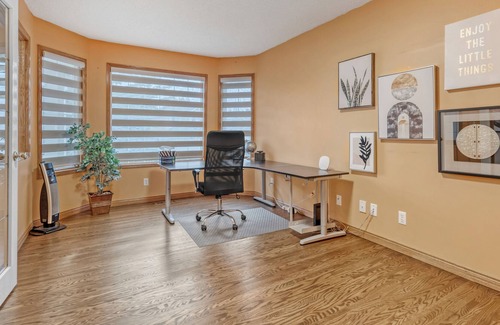Edgemont Casa | Luxury Home! w/King [Home Theatre] BBQ {Jacuzzi}