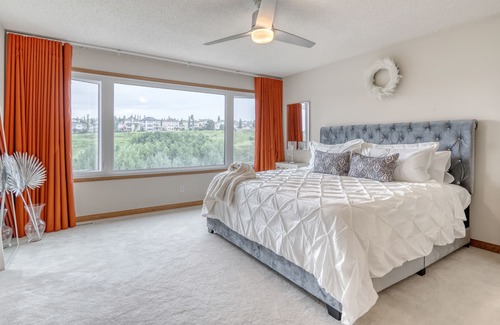 Edgemont Casa | Luxury Home! w/King [Home Theatre] BBQ {Jacuzzi}