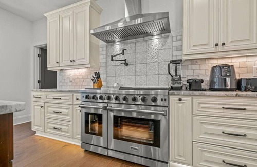 Gainesville Casa | Luxury Home w/Private Dock and Pool