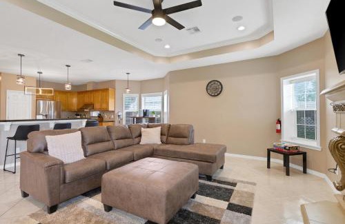 Edelweiss Casa | Luxury Home with Gourmet Kitchen - 3 Miles to A&M, Sleeps 14