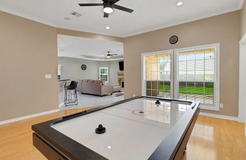 Edelweiss Casa | Luxury Home with Gourmet Kitchen - 3 Miles to A&M, Sleeps 14
