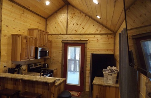 Broken Bow Cabina | Luxury Honeymoon Cabin Bear Bots, bañera de hidromasaje, hamaca, wifi, chimenea interior