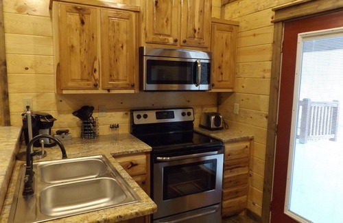 Broken Bow Cabina | Luxury Honeymoon Cabin Bear Bots, bañera de hidromasaje, hamaca, wifi, chimenea interior