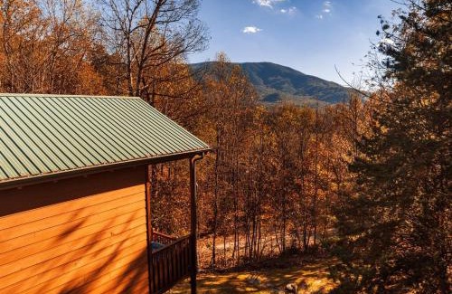 Gatlinburg - Pigeon Forge Casa | Luxury Honeymoon Cabin with Private Indoor Pool, Arcade, Hot Tub & Movie Theater