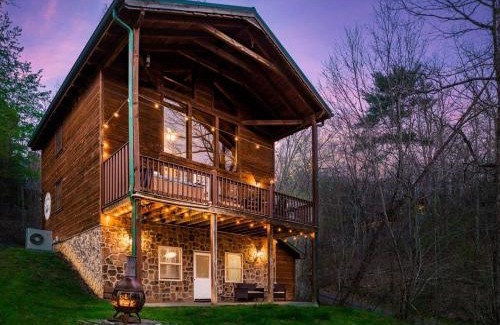 Gatlinburg - Pigeon Forge Casa | Luxury Honeymoon Cabin with Private Indoor Pool, Arcade, Hot Tub & Movie Theater