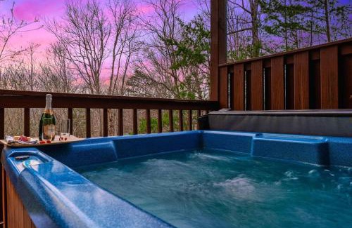 Gatlinburg - Pigeon Forge Casa | Luxury Honeymoon Cabin with Private Indoor Pool, Arcade, Hot Tub & Movie Theater