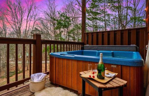 Gatlinburg - Pigeon Forge Casa | Luxury Honeymoon Cabin with Private Indoor Pool, Arcade, Hot Tub & Movie Theater
