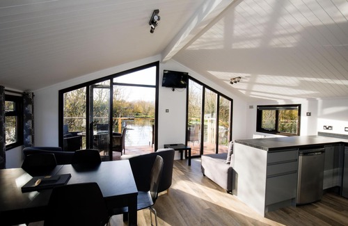 Dilton Marsh Chalet De Esquí | Luxury Hot Tub Lakeside Lodge CARRION Near Longleat