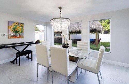 Boulevard Heights Casa | Luxury House 5min to the HardRock Casino!! W/ Sauna & Jacuzzi