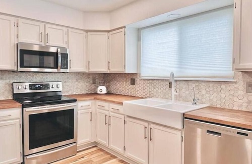 Thornton Casa | Luxury House near Denver, Rain Shower, Jet tub, Heated floors, Private Stay.