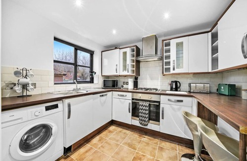 Willen Casa | Luxury House - Pool Table, FastWifi & Free Parking
