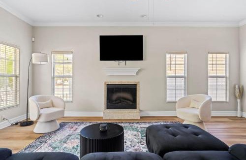 Gillespie Park Casa | Luxury House Walking Distance to Ocean - Sleeps 12
