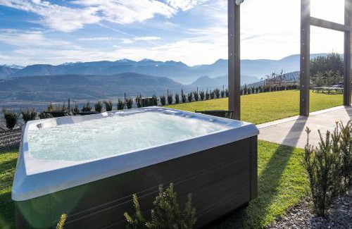 Caldaro Sulla Strada del Vino Apartamento | Luxury house with panoramic view & hot tub