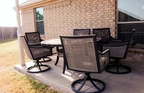 Wichita Falls Casa | Luxury huge 4br home, 2king, 1queen, triple bunk bed, 4TV with fence playground❣️