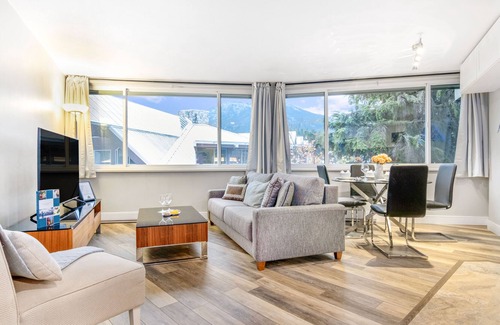 Village North Condominio | Luxury in prime location! Whistler Central w/Mountain View 2 Min to Gondola.