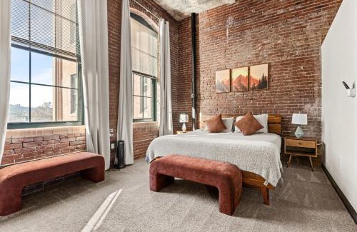 Strip District Apartamento | Luxury Industrial 2 Bedroom 2 Full Bath Strip District & Riverwalk