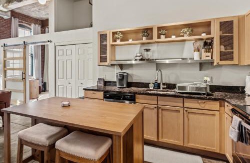Strip District Apartamento | Luxury Industrial 2 Bedroom 2 Full Bath Strip District & Riverwalk