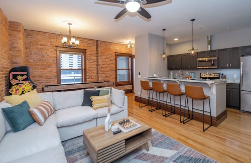 Central Business District Apartamento | Luxury Industrial Loft The Heart of Downtown