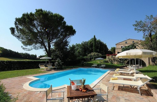 Rupoli Villa | Lujo le rodea en este elegante del siglo XVIII Holiday Villa