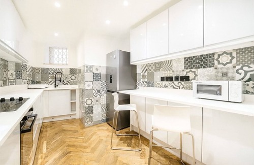 Royal Borough of Kensington and Chelsea Apartamento | Luxury Kensington Apartment - 1 minute walk to High Street Kensington Station!
