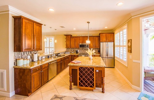 Stuart Casa | Luxury Key West feel steps from Historic downtown Stuart, minutes from the beach