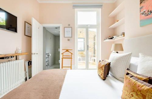 Larkhall Casa | Luxury King-bed Ensuite With Quiet Private Patio