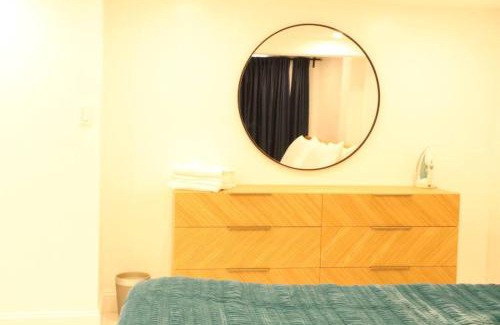 Schenectady Apartamento | Luxury king bed parking & washer