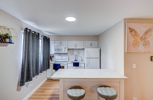 O'Hare Apartamento | Luxury King Bed Remodeled Safe Chicago Condo
